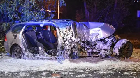Rozbite BMW w Rembertowie. Pasażer w szpitalu, kierowca się oddalił 