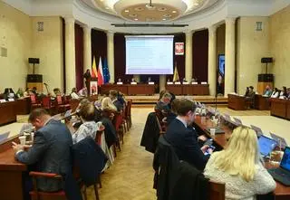 "Wprowadzamy w dwóch dzielnicach", jest "jasna" deklaracja co do całego miasta