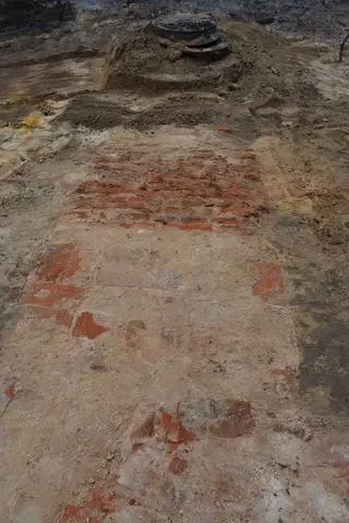 Fundamenty bramy-dzwonnicy w Siedlcach 