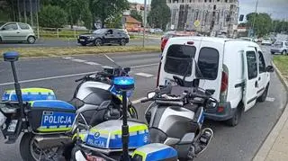 Stali przed światłami, gdy poczuli "intensywną woń alkoholu"