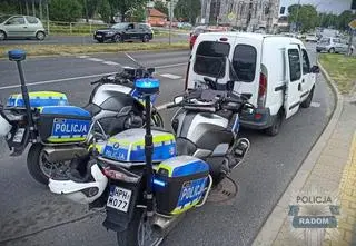 Stali przed światłami, gdy poczuli "intensywną woń alkoholu"