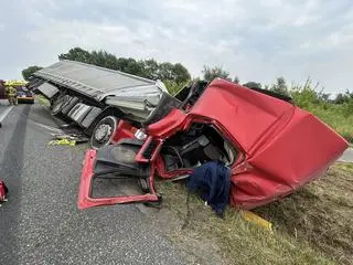 Ciężarówka wpadła do rowu
