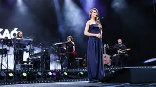 Wokalistka Julia Pietrucha na koncercie i premierze albumu "Sierpniowe"