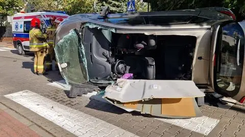 Dachowanie. Strażacy rozcięli dach, żeby wydostać kierującą