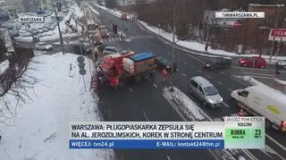 Pługopiaskarka zablokowała Jerozolimskie, widok z drona