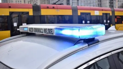 Po zderzeniu samochód wpadł na torowisko