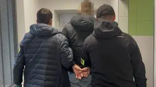 Policja z zatrzymaną osobą 