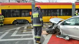 Kierowca forda uderzył w bok tramwaju