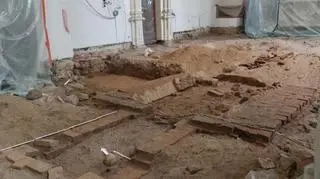 Odkryli tajemniczą kryptę. W środku były dwa przedmioty