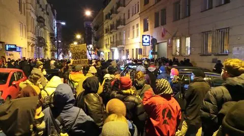 Blokada mostu, zadyma przed MEN, protest przed komisariatem i zatrzymania