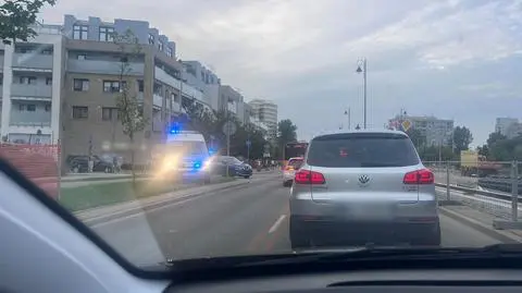 Zderzenie auta ze skuterem, jedna osoba w szpitalu