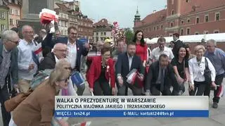 Rafał Trzaskowski rozdaje flagi