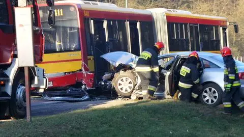 Auto uderzyło w tył autobusu miejskiego 