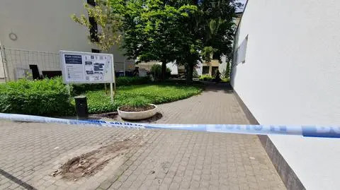 Samochód wjechał w budynek sądu na Bemowie