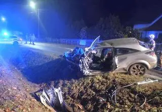 Czołowe zderzenie na krajowej "10", nie żyje kierowca. Kilka godzin utrudnień