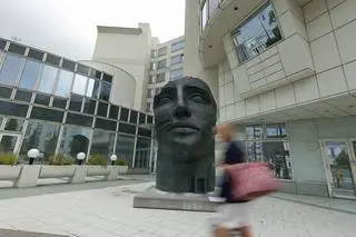 Monumentalna rzeźba "Tindaro" Igora Mitoraja na placu Trzech Krzyży w Warszawie