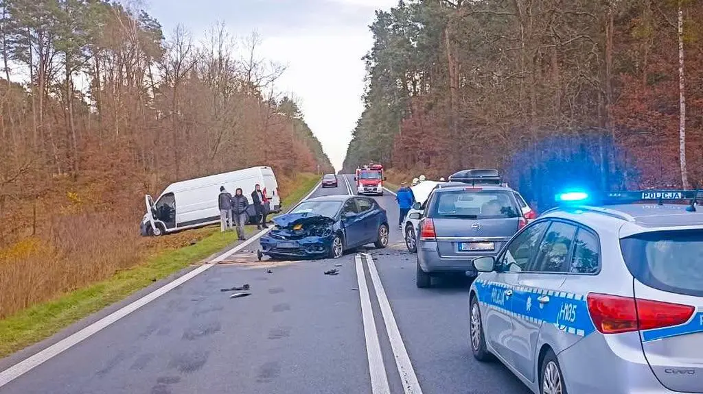 Krajowa "79" zablokowana po wypadku. Niemowlę i trzy kobiety w szpitalu