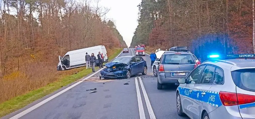 Krajowa "79" zablokowana po wypadku. Niemowlę i trzy kobiety w szpitalu