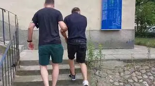 Policjant z zatrzymanym mężczyzną 