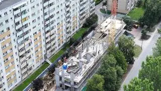 Nowy blok powstaje w bliskim odległości starego 