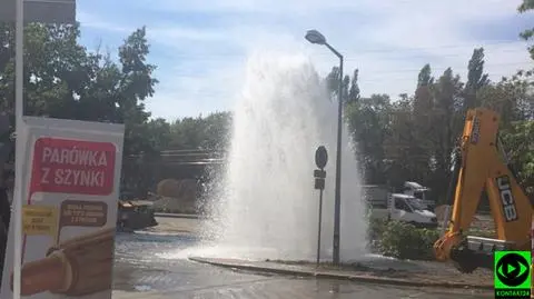 Gejzer przy Wołoskiej. Robotnicy uszkodzili hydrant