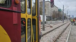 Tramwaj pomiarowy na remontowanym torowisku