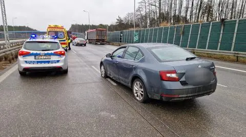 Auto bez powietrza w oponach, nieprzytomny kierowca