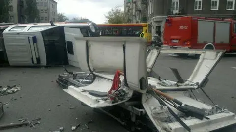 Dwie osoby ranne. Samochód na boku