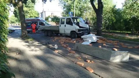Zderzenie w Rembertowie, cegły rozsypały się po ulicy