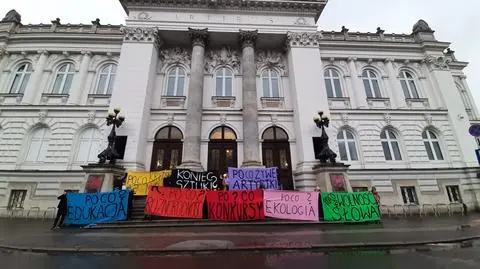 Manifestacja przed Zachętą 