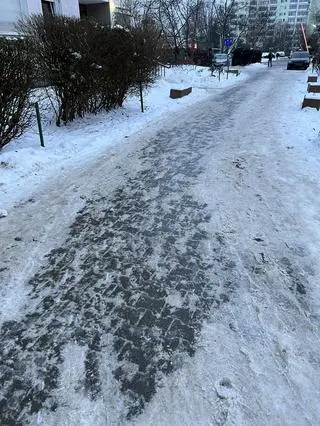 Oblodzone chodniki na Ursynowie