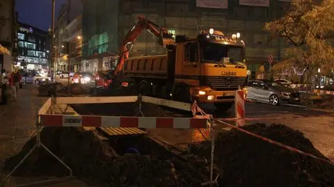 Nowe chodniki, historyczne latarnie na placu Trzech Krzyży