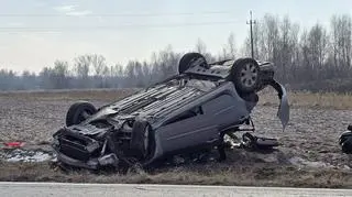 Dachowanie auta osobowego w Gołkowie