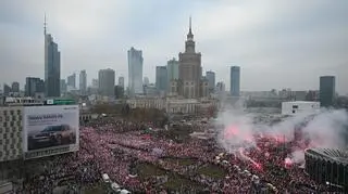 Uczestnicy marszu zbierają się na rondzie Dmowskiego