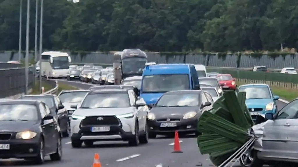Stracił panowanie nad autem i uderzył w bariery na trasie S8