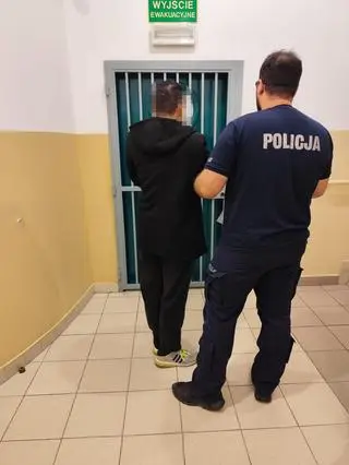 Policjant z zatrzymanym mężczyzną 