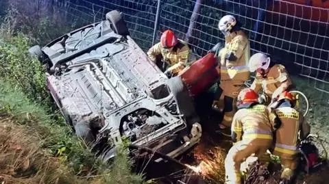 Samochód z 20-latkami dachował. Obaj pijani, nie wiadomo, który kierował