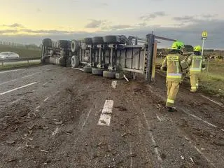 Ciężarówka wywróciła się na S7 pod Grójcem 