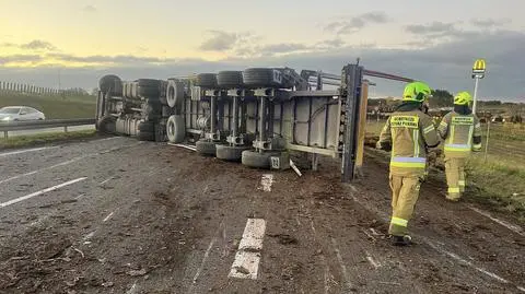 Ciężarówka wywróciła się na S7 pod Grójcem 