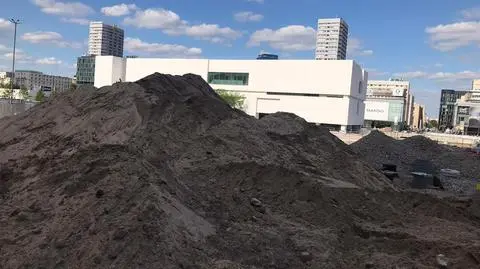 Plac w budowie. Nie będzie gotowy na otwarcie Muzeum Sztuki Nowoczesnej