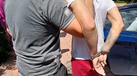 "Chciał wypchnąć policjantów z mieszkania, ale zakończył na podłodze z kajdankami na rękach"