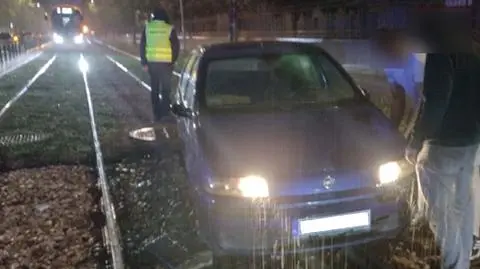 Samochód utknął na torowisku 