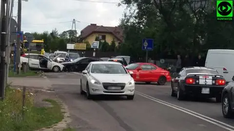 Zderzenie trzech aut. Dwie osoby w szpitalu