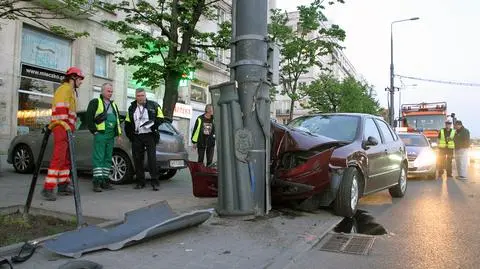 Seat na słupie po zderzeniu ze skodą. Jedna osoba ranna