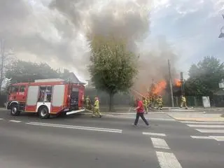 W Otwocku zapalił się pustostan