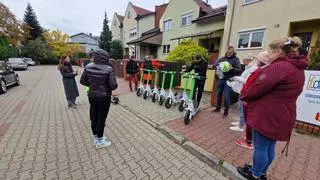 Nauczyciele szkolą się z jazdy na hulajnogach elektrycznych