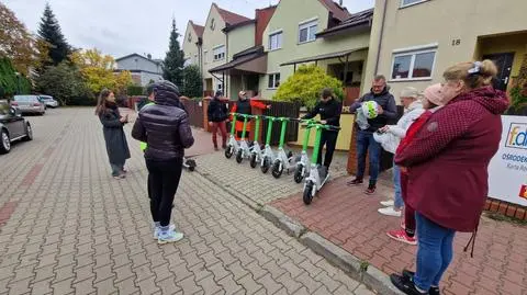 Nauczyciele szkolą się z jazdy na hulajnogach elektrycznych
