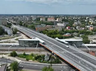 Widok z góry na nowy wiadukt nad peronem Radom Wschodni