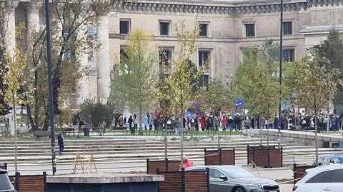 Tłum przed Pałacem Kultury 