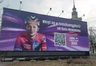 Reklama gigant w centrum Warszawy. Ratusz: niezgodna z prawem. Właściciel: w pełni legalna